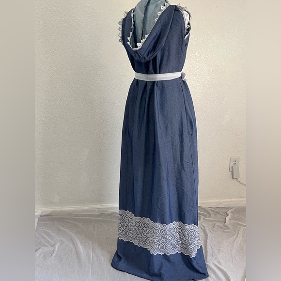 Open denim coat in blue with white lace and a hood - Picture 2 of 10